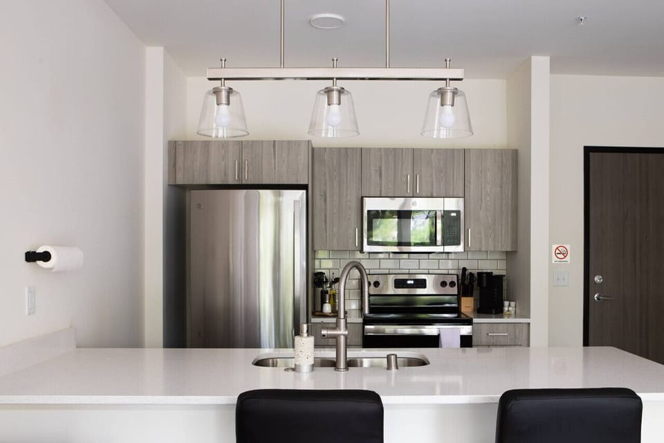 Fully equipped kitchen with bar seating