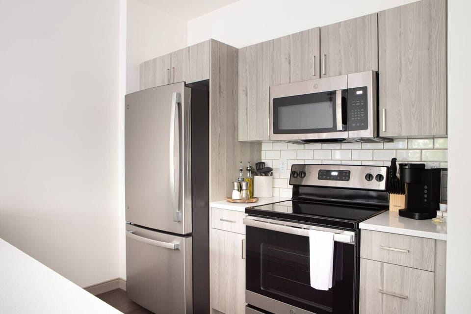Fully equipped kitchen with bar seating