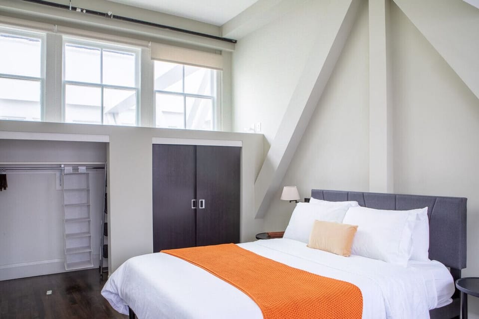 Bedroom with queen size bed