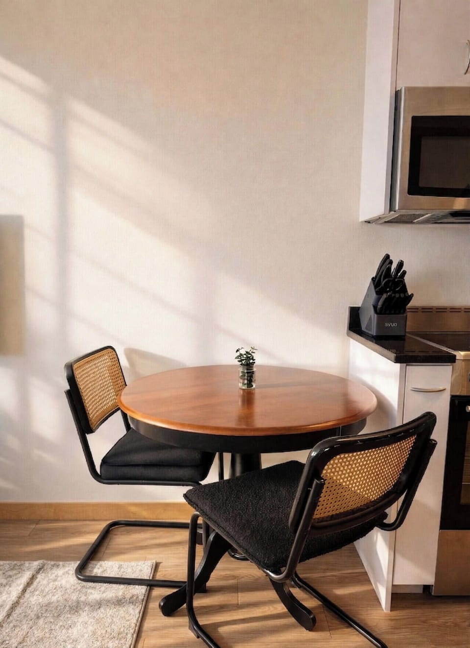 Whether it’s a quick coffee break or a slow dinner, this versatile space is built for your daily essentials