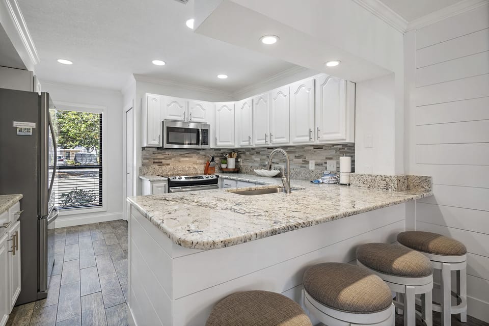 Breakfast Bar and Kitchen