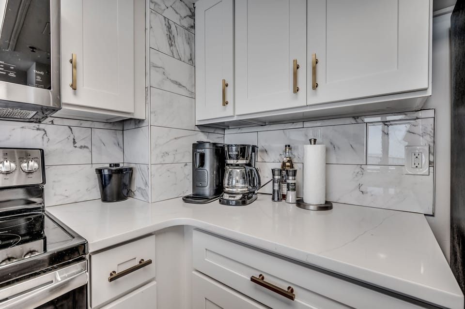 Modern kitchen with marble backsplash 