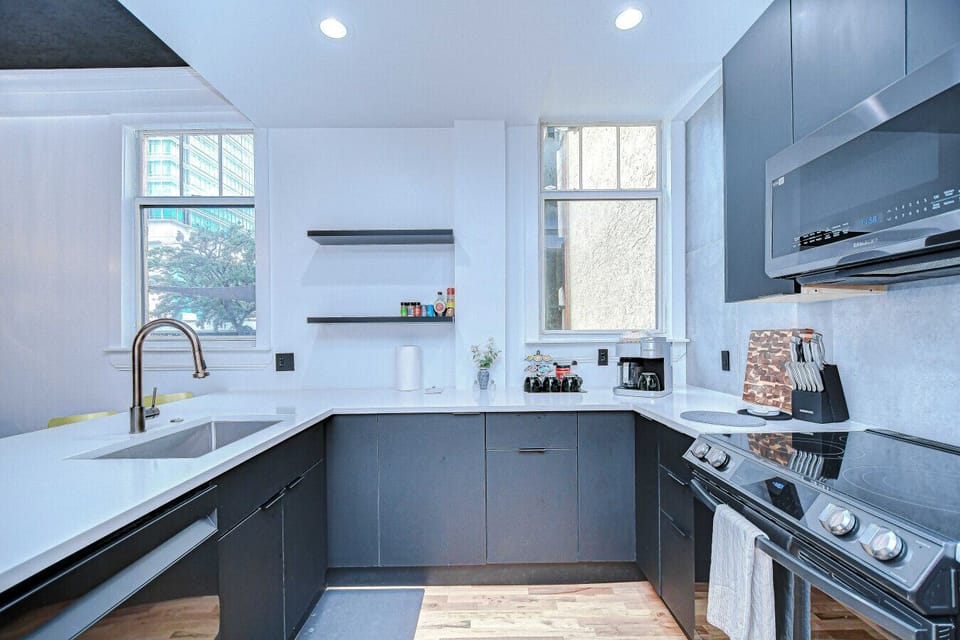 A fully custom kitchen equipped with every utensil! We also provide basic cooking seasonings and oils for your convenience.