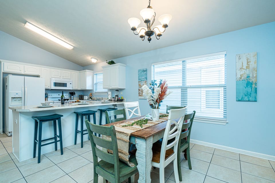 Fully equipped Kitchen and beautifully setup dinning table