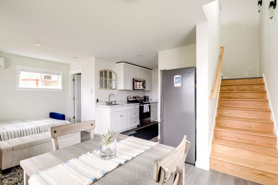 Dining Area | Dishware/Flatware | 1st Floor