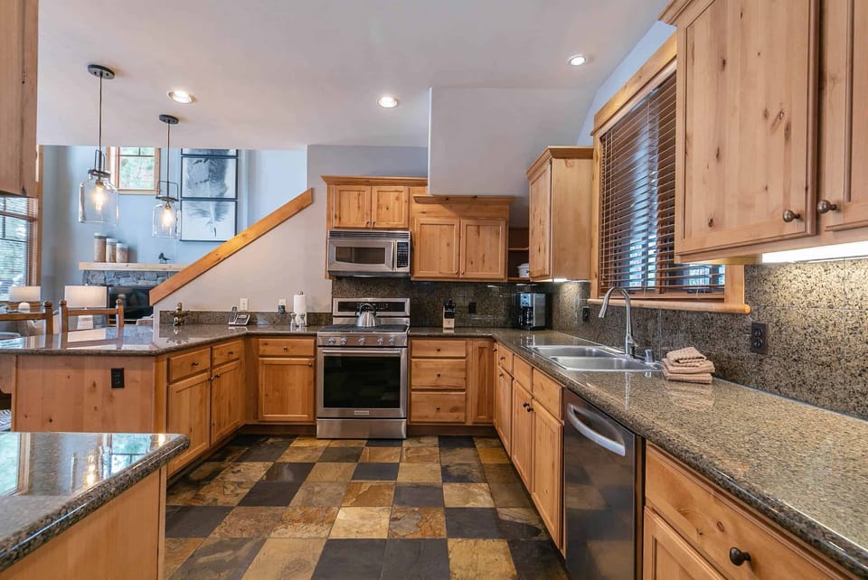 13087 Fairway Dr Truckee CA-print-034-033-Kitchen-3243x2167-300dpi