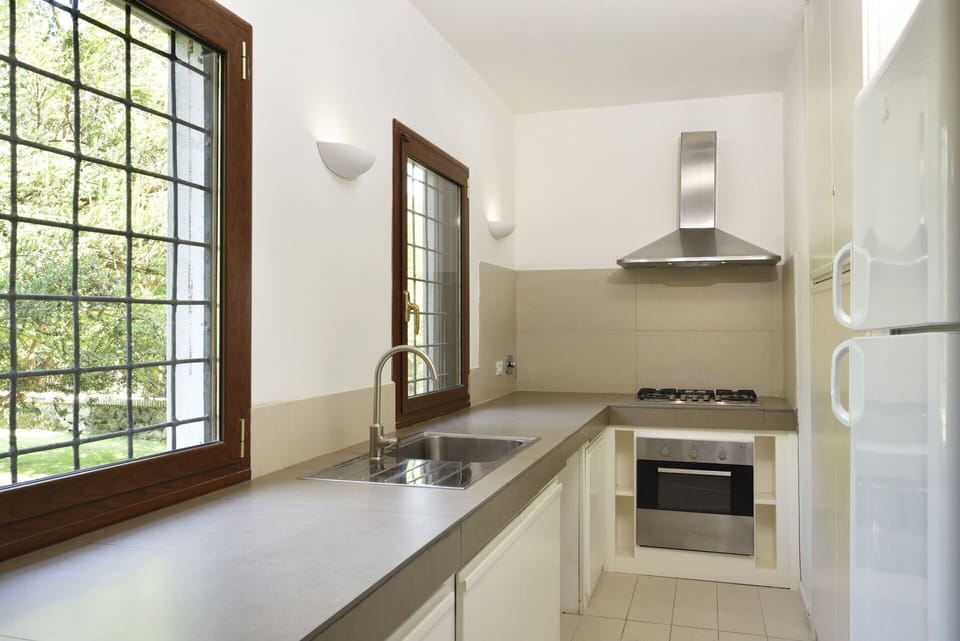 Cabinetry, Countertop, Kitchen Sink, Property, Sink, Tap, Window, Interior Design, Kitchen Stove, Kitchen