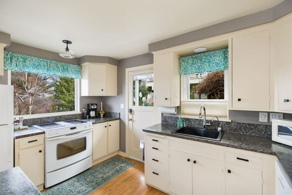 Fully equipped kitchen with all the appliances and utensils you need at your fingertips.