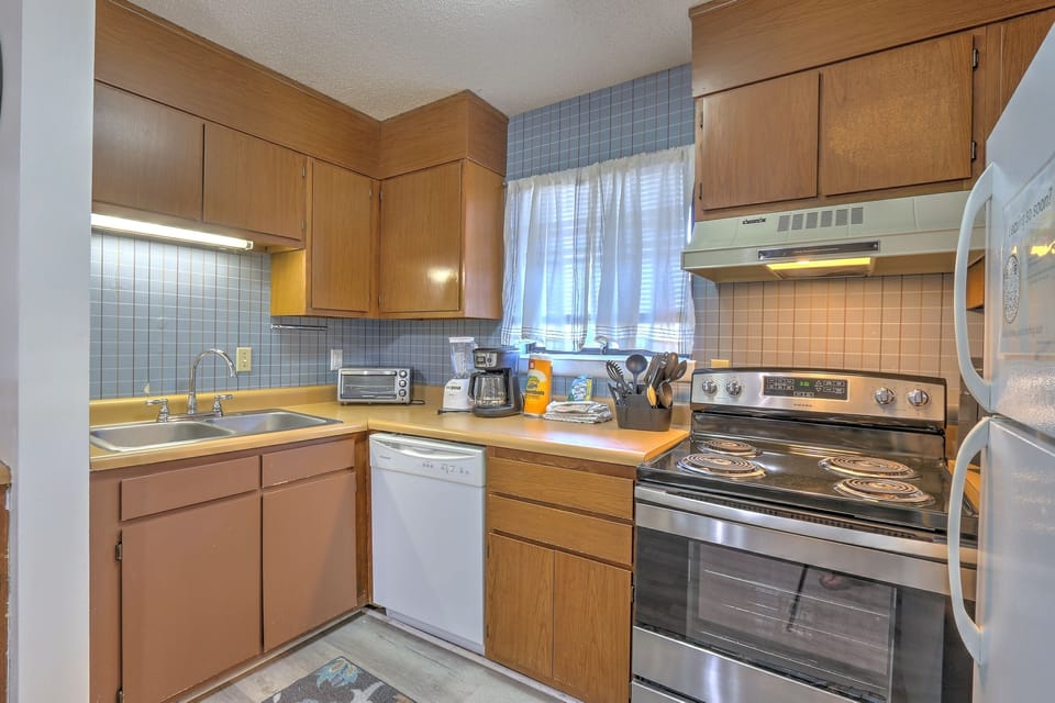 Full kitchen with everything needed