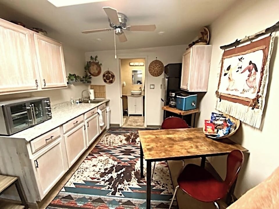 Kitchenette and eating table