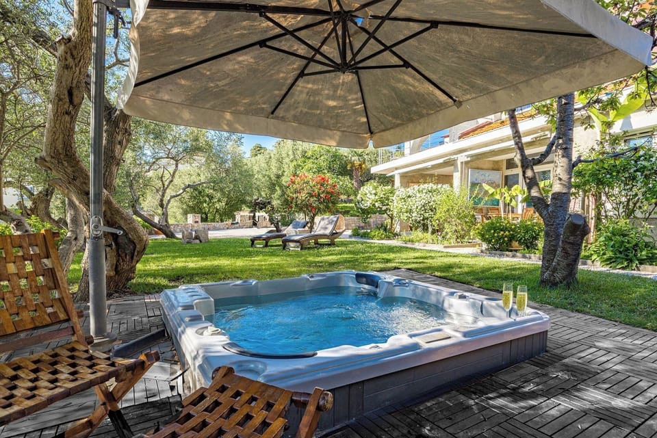 Outdoor spa tub