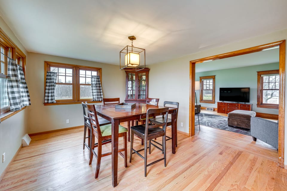 Dining Room | Main Level | Dishware/Flatware Provided