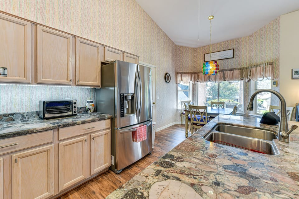 Kitchen | Single-Story House | In-Unit Laundry | 5 Mi to Chandler Fashion Center