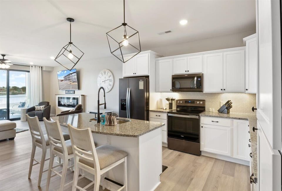 fully stocked kitchen for all your needs including a crockpot and blender. 