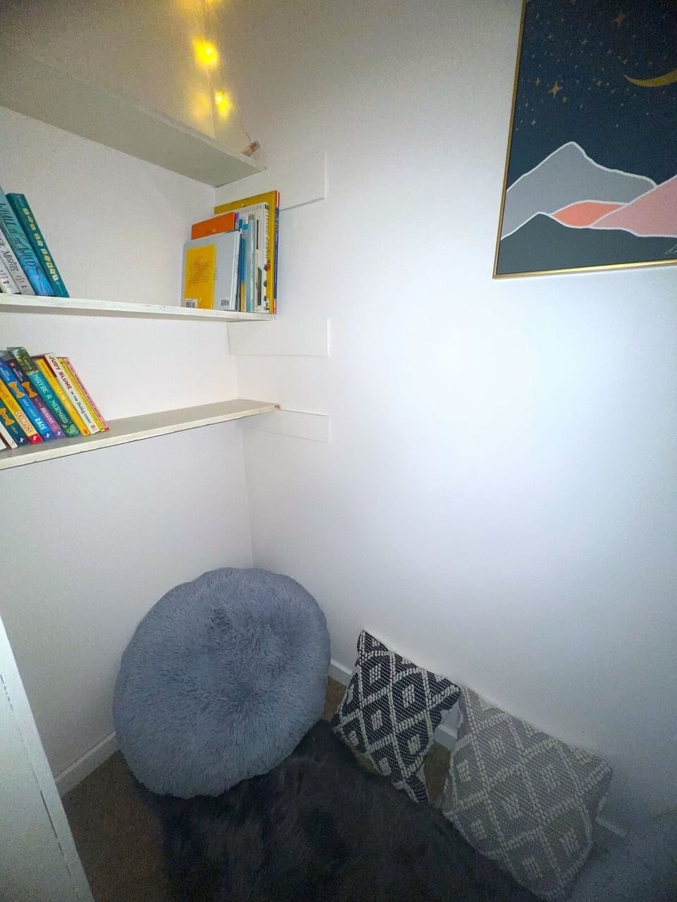 Reading nook with fairy lights and books 