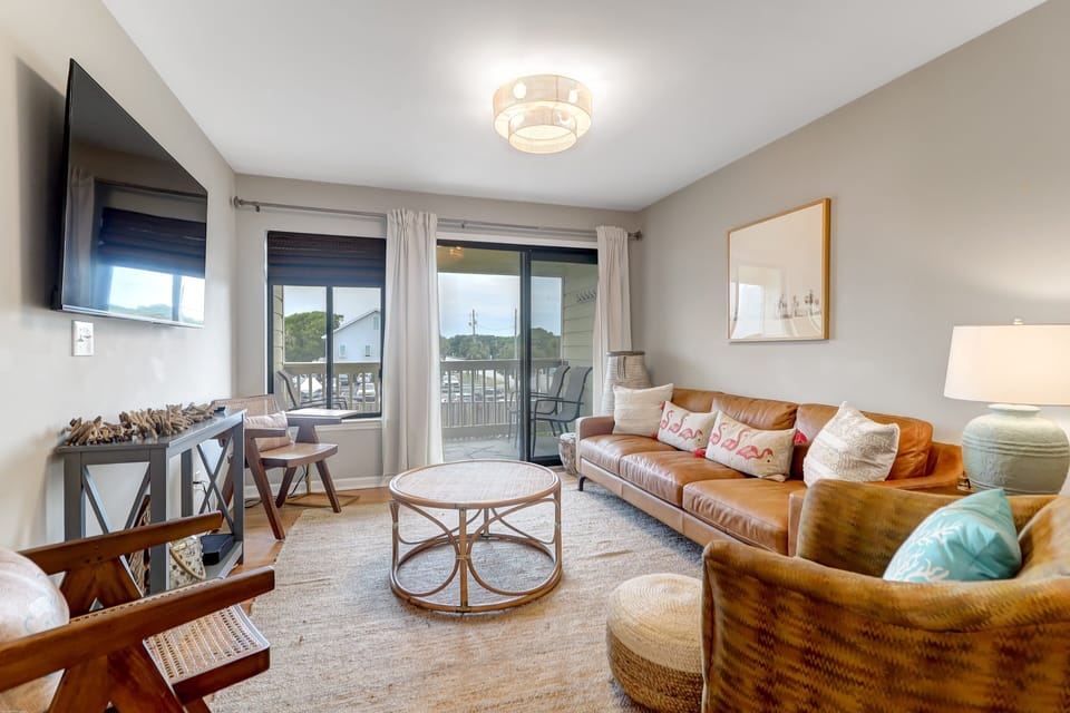 204A Oceanside - Living Room