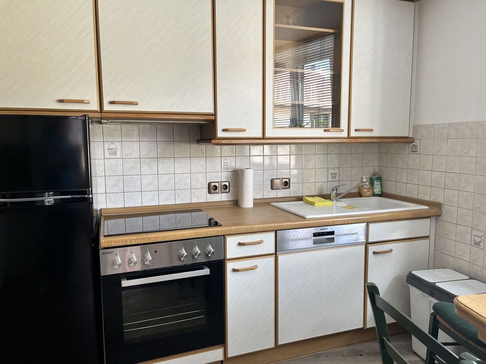 Cabinetry, Building, Countertop, Kitchen Sink, Furniture, Property, Sink, Tap, Kitchen Stove, Drawer