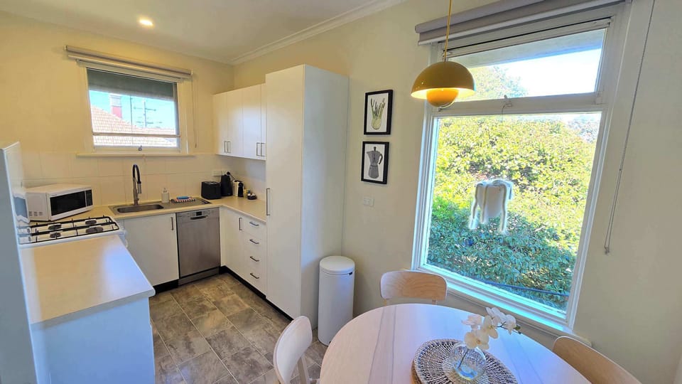 Fully equipped kitchen with dining area