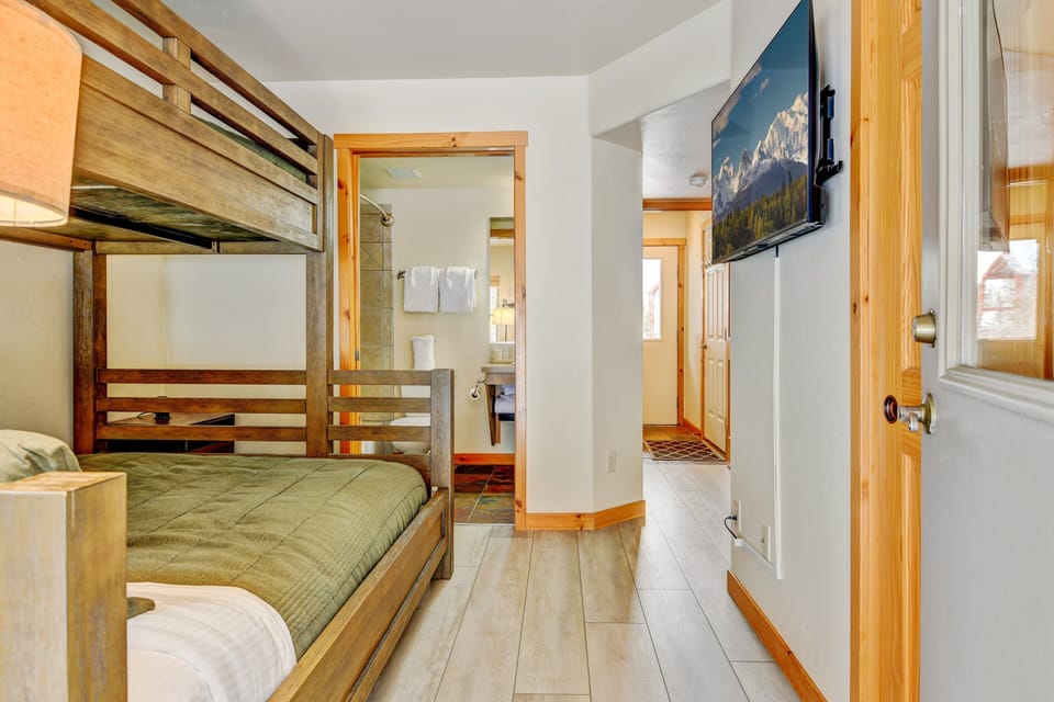 Bunk Room With EnSuite & 43" HD TV