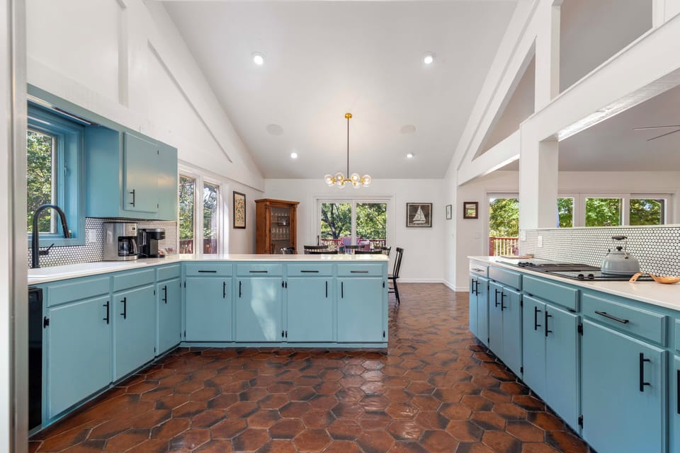 Kitchen | Cooking Basics | Dishwasher | Drip & Keurig Coffee Makers | Main Level