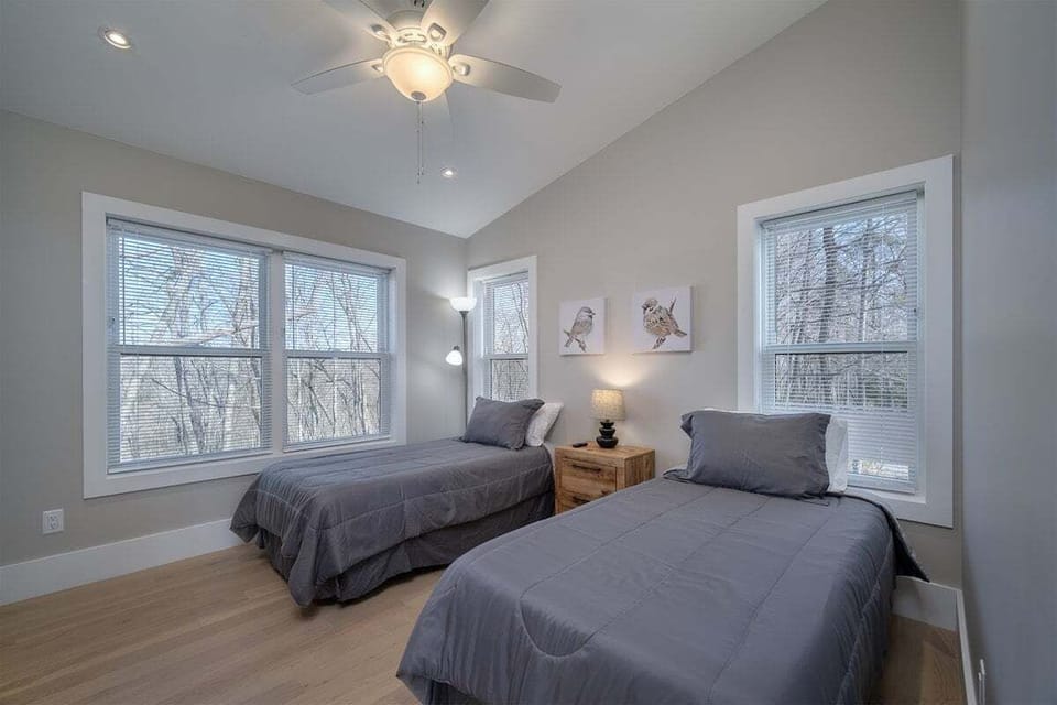 Bedroom 2 with 2 Twin-Sized Beds