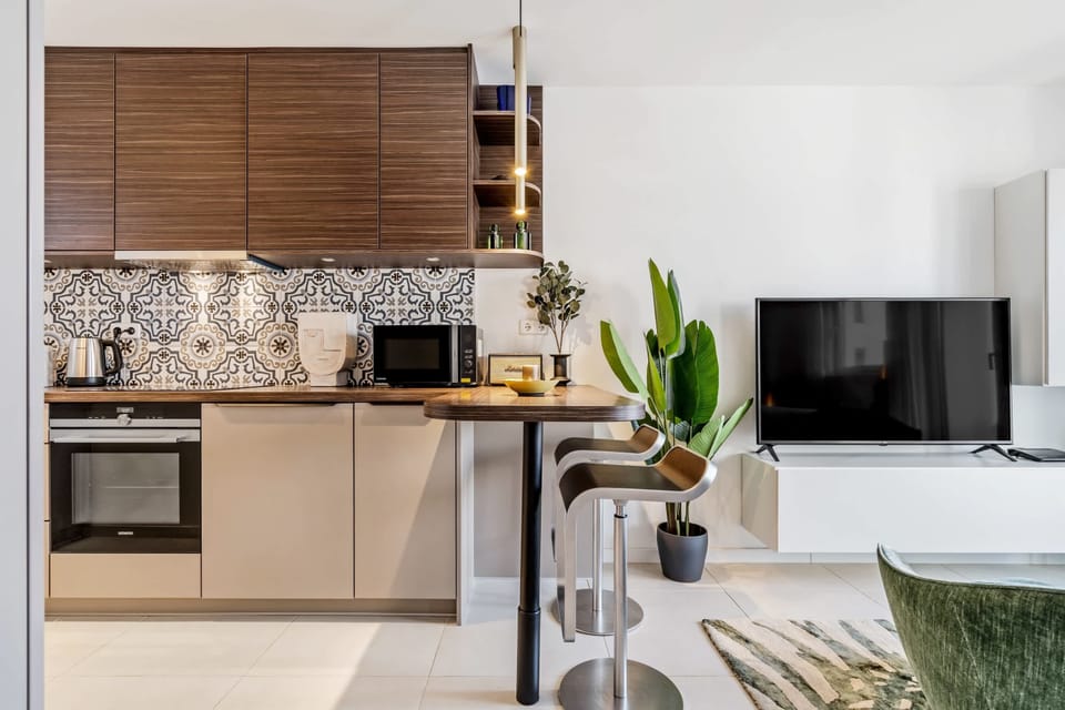 Fresh brews and tasty meals await in your city hideaway.