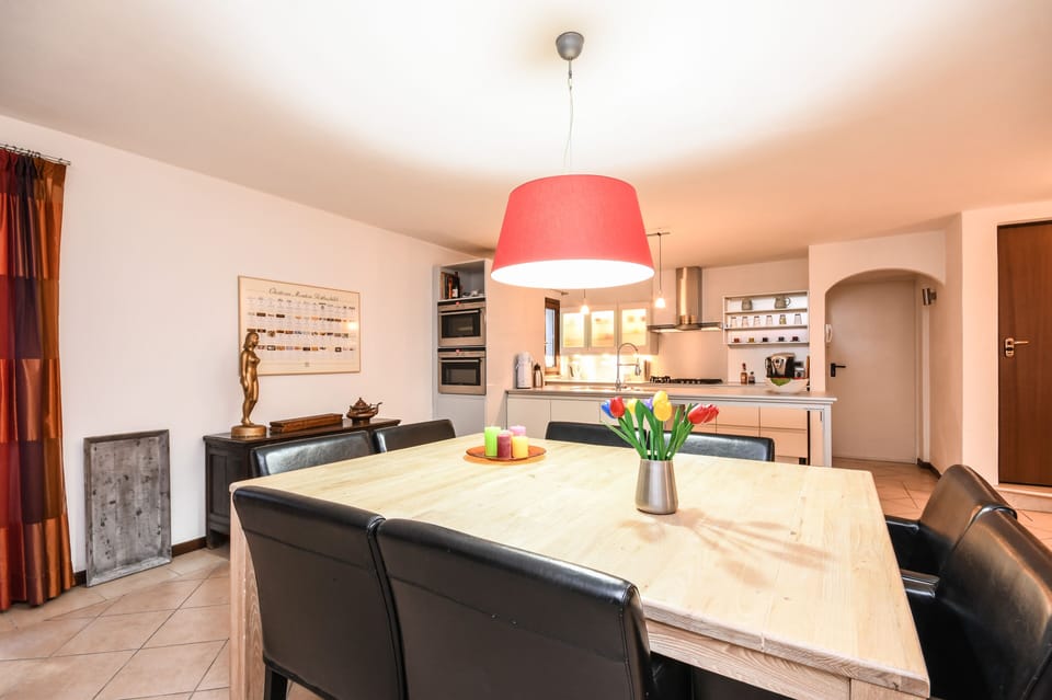 DINING AREA (2)