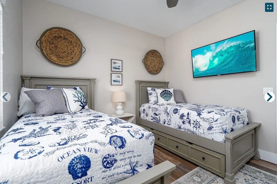2nd Guest bedroom with 2 Twins