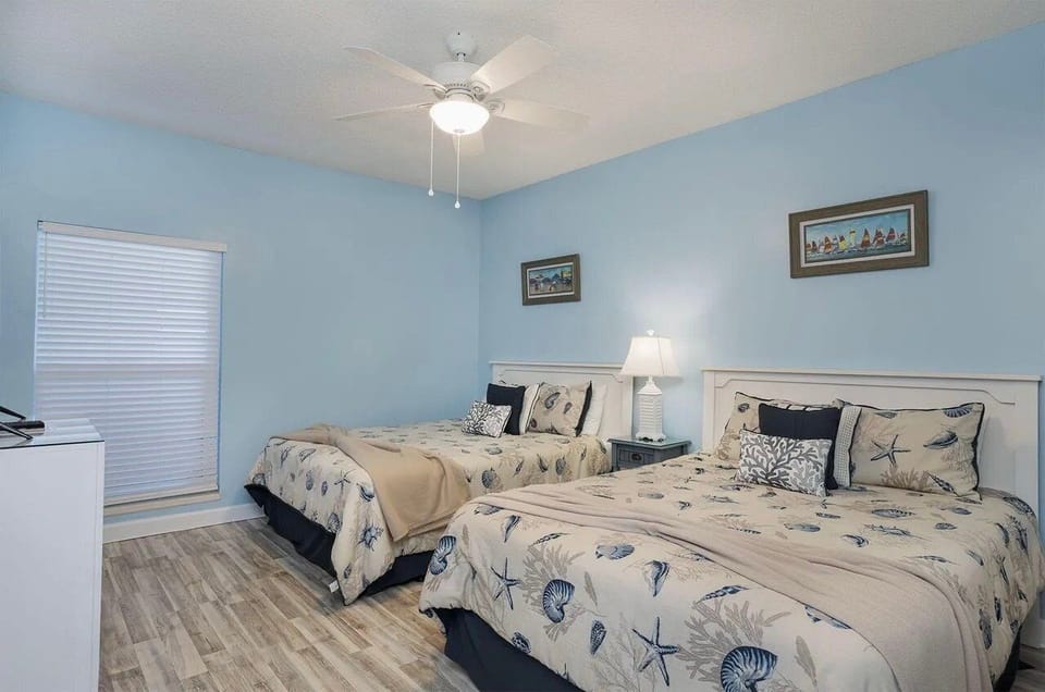 Guest bedroom with 2 queen-sized beds