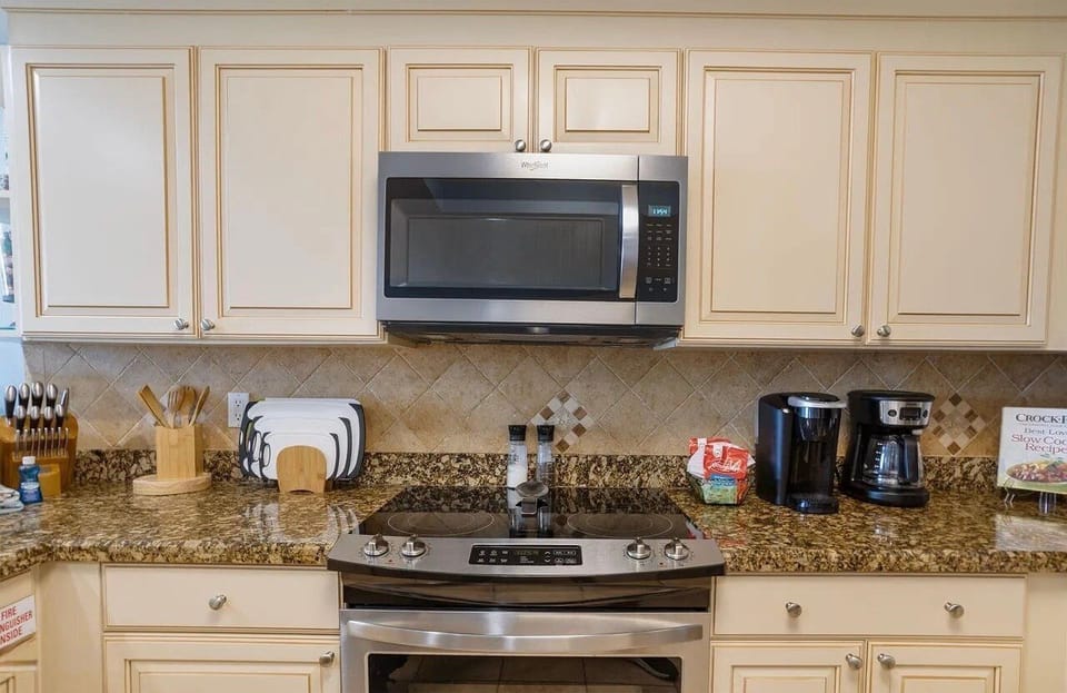 Full kitchen with breakfast bar and all the cooking essentials