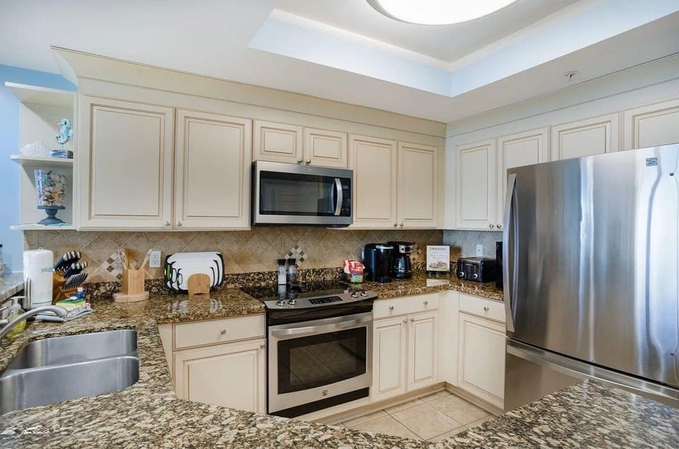 Full kitchen with breakfast bar and all the cooking essentials