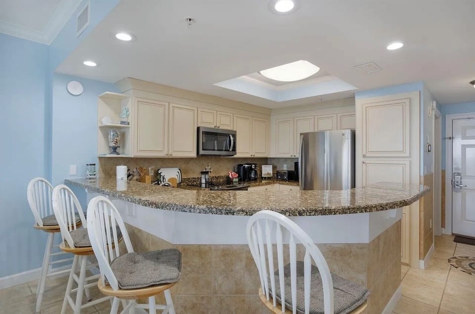 Full kitchen with breakfast bar and all the cooking essentials