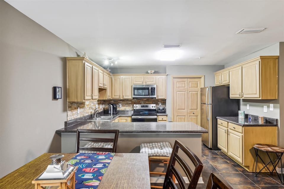 interiors-dining area-127738101
