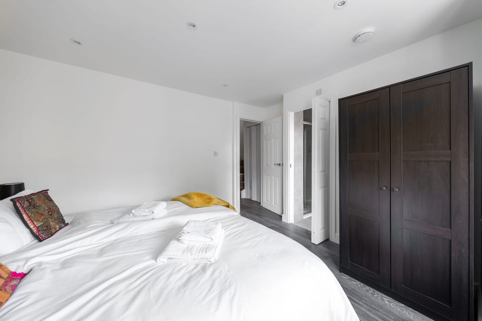 Room w/ super king sized zip & link bed that can be converted to 2 single beds.