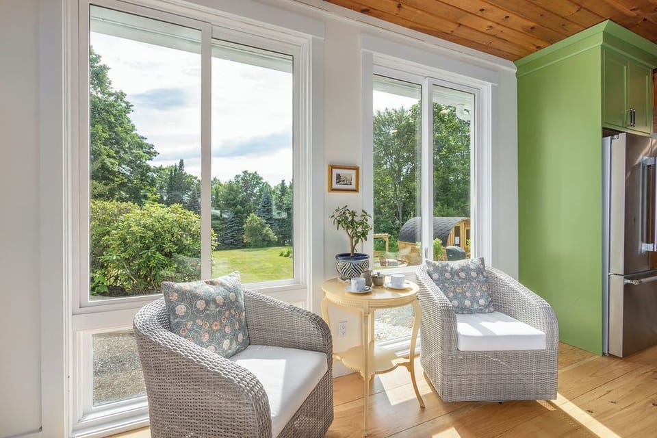 kitchen: seating area
