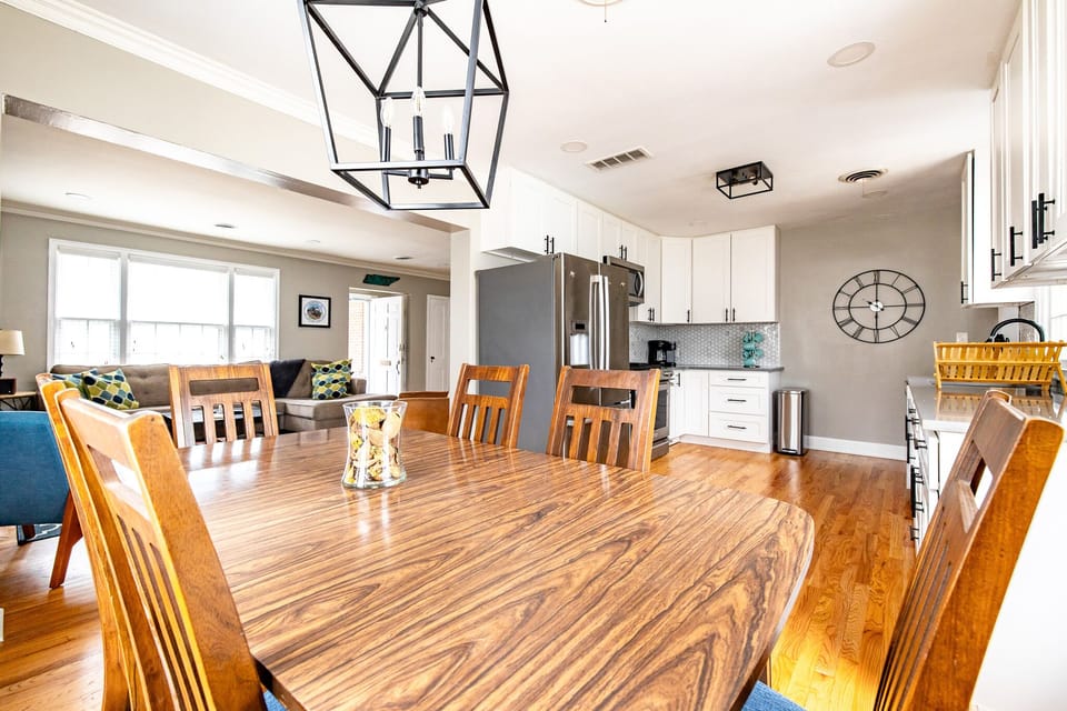 Six-seat dining area for when it's dinner time