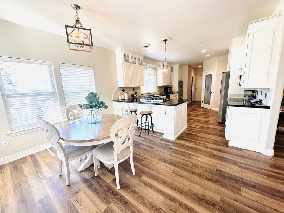Breakfast nook and bar