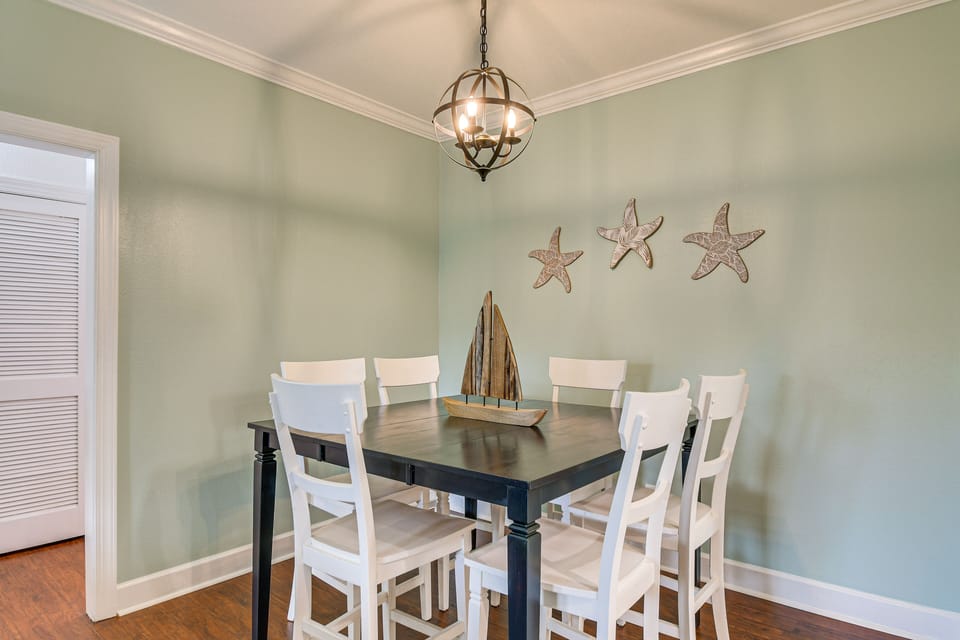 Dining Table | Dishware & Flatware Provided