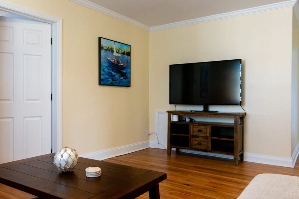 55 inch Smart TV with Netflix, Amazon Prime Video, and YouTube Video which looks and feels like cable TV