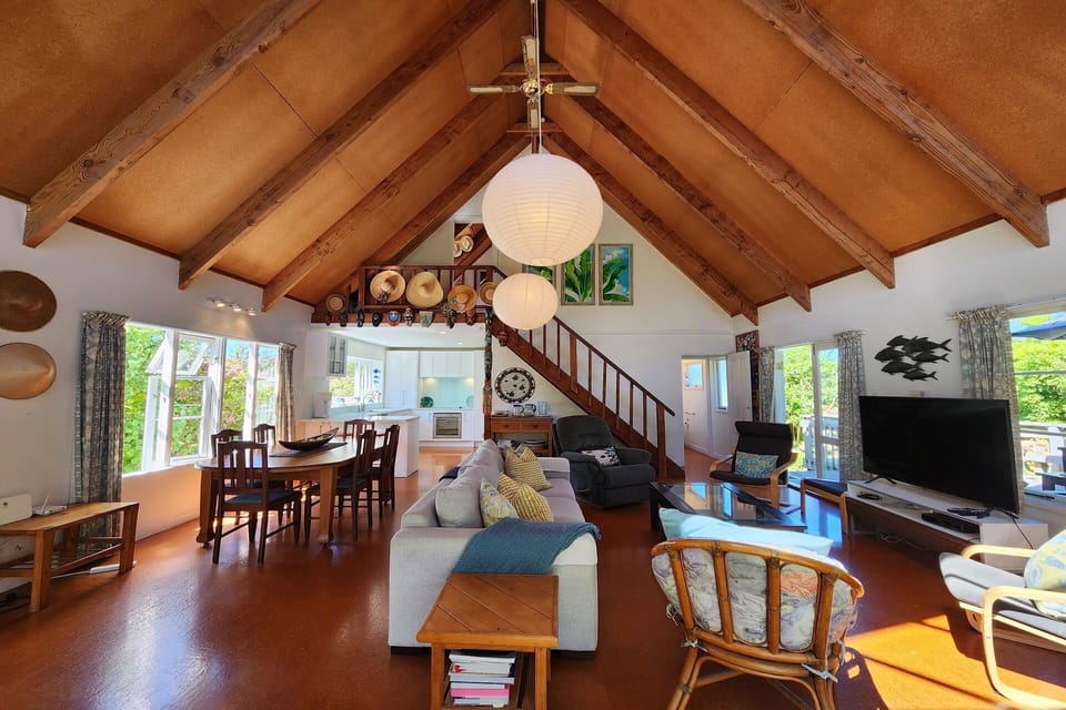 Lounge & Dining