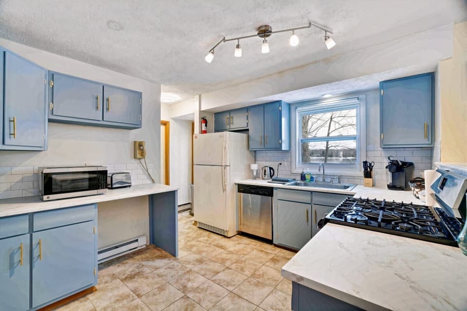 ★☆Kitchen☆★ Cook up a storm in our fully equipped kitchen featuring modern appliances, ample counter space, and a bright, airy atmosphere. Perfect for preparing family meals or enjoying a morning coffee with a view