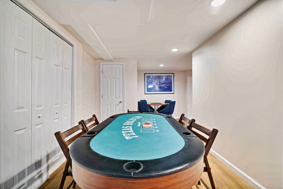 ★☆Game Room☆★ Enjoy a night at the poker table while keeping an eye on the kids in the nearby play area. This setup offers the perfect balance of fun and supervision for families seeking both relaxation and recreation.