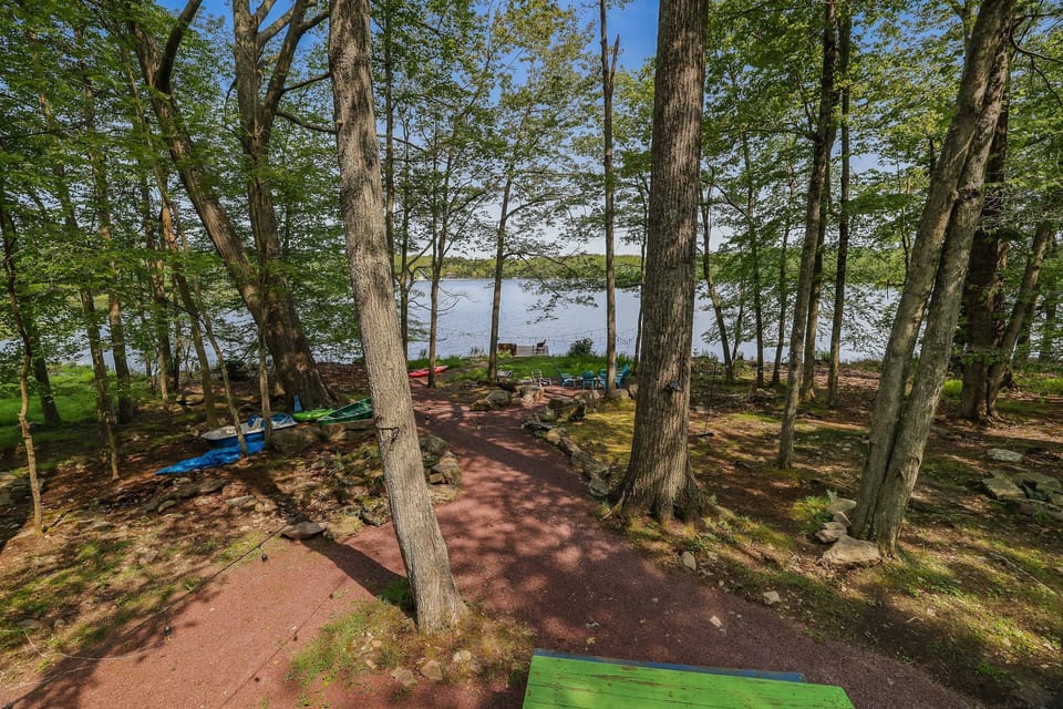 ★☆What a View!☆★ Wake up to breathtaking lake views at 'The Lakefront' in the Poconos! Just steps away from the water, it's perfect for family fun and relaxation. Enjoy the beauty of nature ri