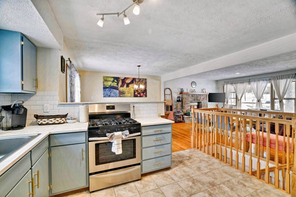 ★☆Kitchen☆★ Prepare a meal surrounded by family in our open-concept kitchen. Enjoy the convenience of modern appliances while staying connected with loved ones in the adjacent living and dining areas. Perfect for family gatherings and creating delici