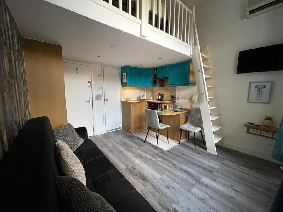 Living Room / Lounge