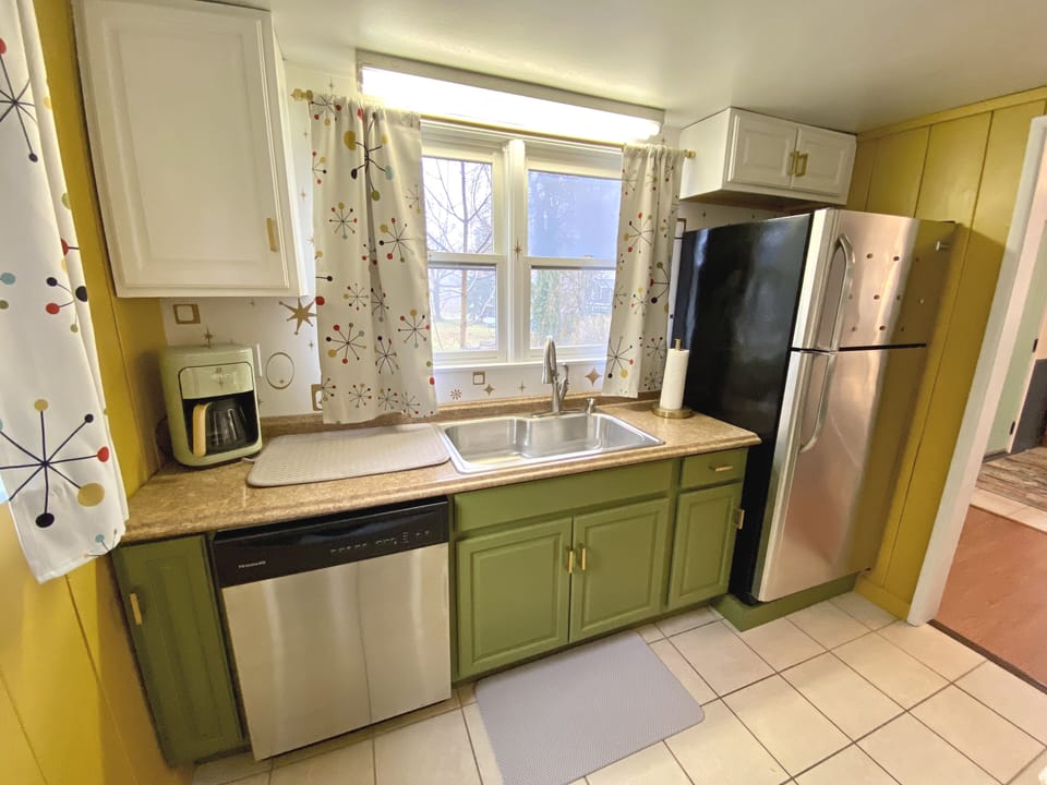 Full appointed kitchen with all of your cooking needs.