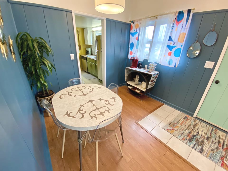 Dining area seats 4 & the Coffee bar are both just a step away from the kitchen.