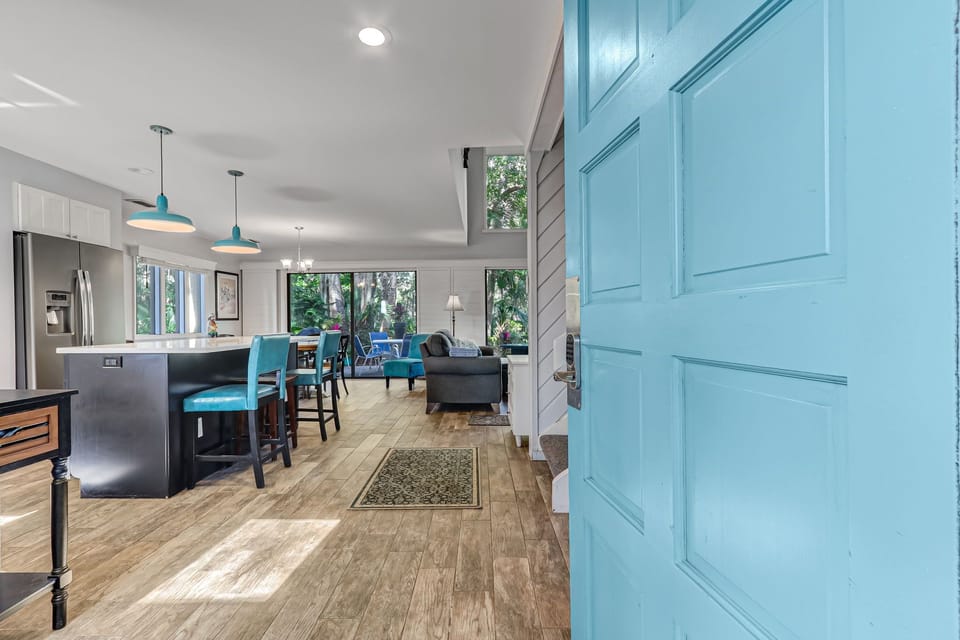 Entry to kitchen / Living space