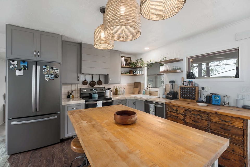 Modern Kitchen & Dining Area.