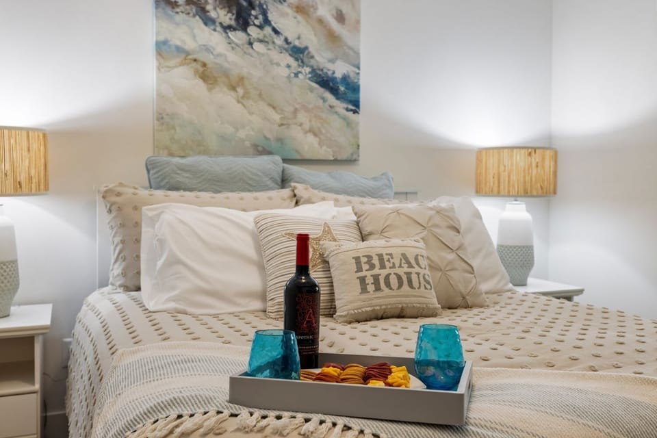 Guest bedroome with queen bed, TV and attached bathroom you can enter from the bedroom or the hallway